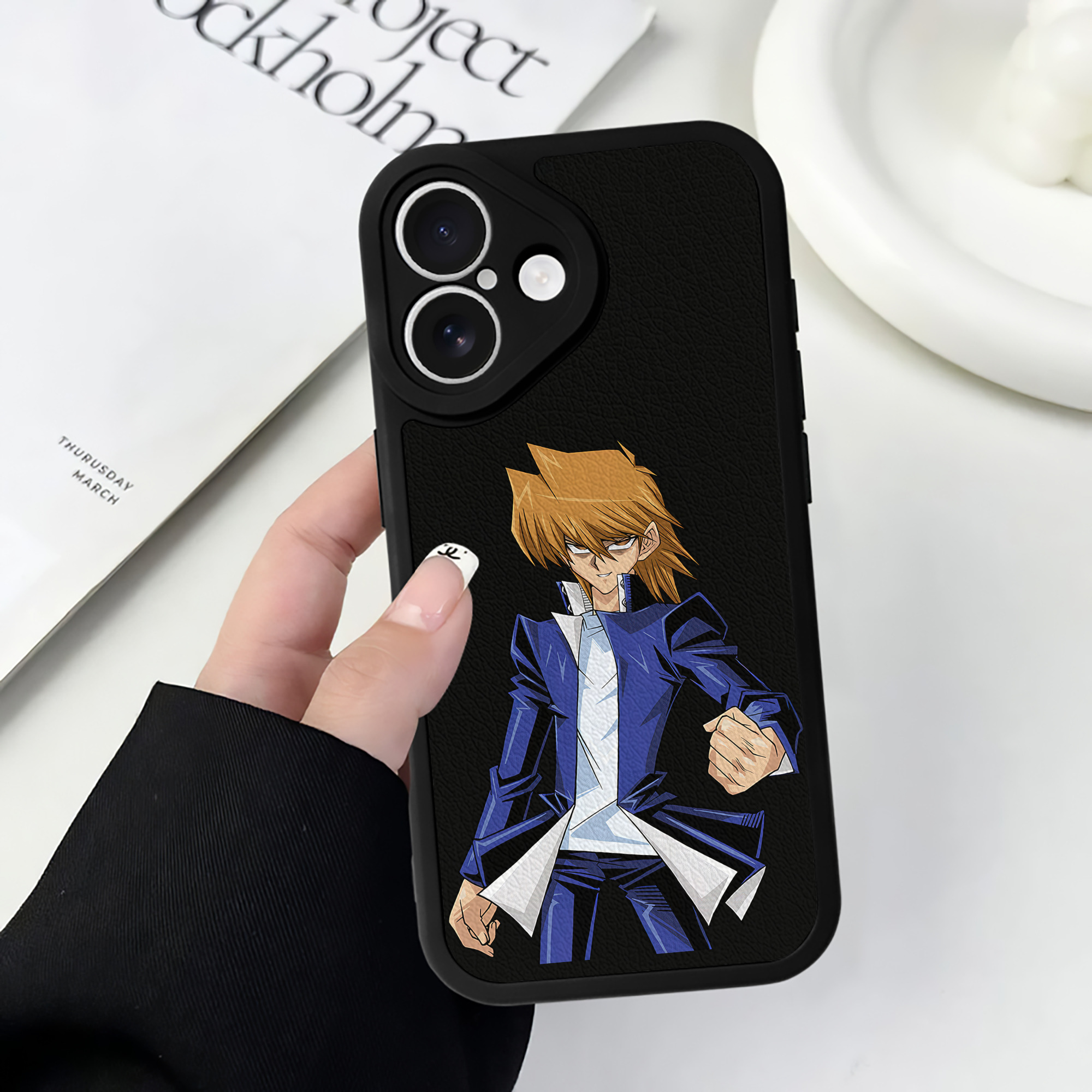（画像用） 遊☆戯☆王 Yu-Gi-Oh! 【iPhone 16シリーズ対応】シリコンスマホケース（レザー調） 材質：シリコン